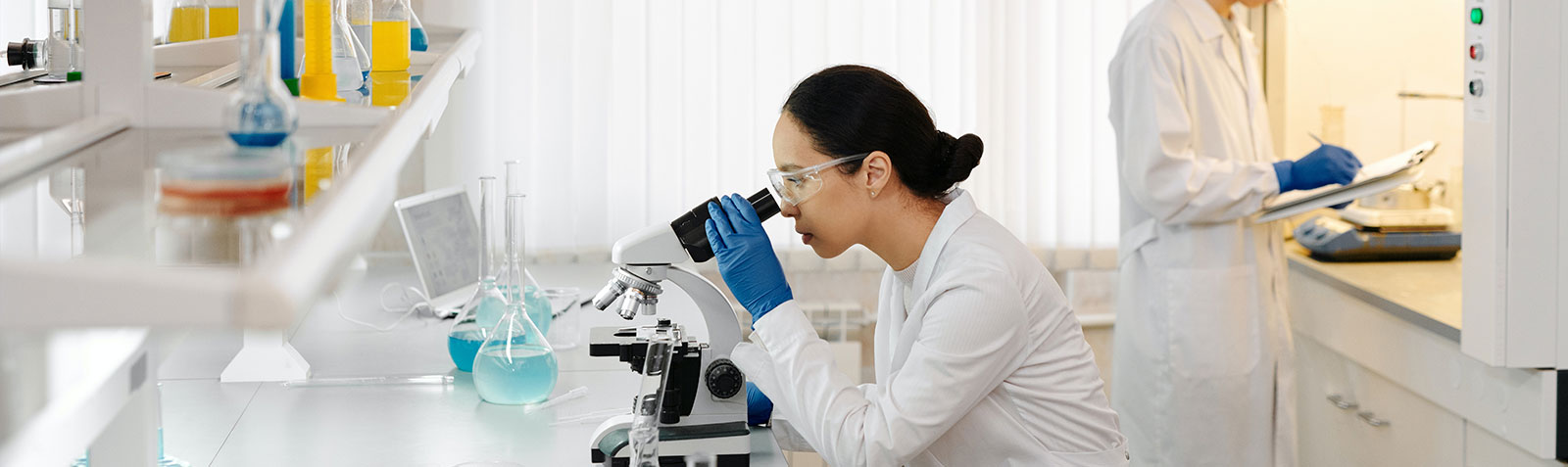   我們?yōu)獒t(yī)藥化工行業(yè)提供分析測試服務(wù)，包括安全、質(zhì)量控制、成分分析、樣品檢測等。<br>
我們能夠提供獨(dú)立的、反應(yīng)迅速，并且節(jié)約成本的測試服務(wù)，幫助您縮短將產(chǎn)品推向市場的時間，降低風(fēng)險(xiǎn)，提升產(chǎn)品的市場價值。有幾十家<br>
的合作實(shí)驗(yàn)室，便于我們提供優(yōu)質(zhì)便捷的本地服務(wù)。